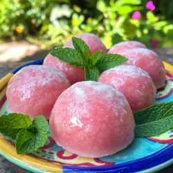 Um köstliche Wassermelonen-Mochi zu machen, brauchst du folgende Zutaten: - 2 Tassen Wassermelonenpüree (frisch pürierte Wassermelone) - 1 Tasse Klebreismehl (Mochi-Mehl) - 1/4 Tasse Zucker (nach Geschmack anpassen) - 1/2 Tasse Wasser - Speisestärke (zum Bestäuben) - Optional: Matcha-Pulver oder Kokosflocken zur Garnitur Die Mengen sind einfach. Du brauchst 2 Tassen Wassermelonenpüree. Püriere die Wassermelone in einem Mixer. Du kannst sie auch durch ein feines Sieb abseihen. Das gibt ein glattes Püree. Mische in einer Schüssel das Klebreismehl mit dem Zucker. Füge das Wassermelonenpüree und Wasser hinzu. Rühre gut um, bis der Teig glatt ist. Erhitze die Mischung in der Mikrowelle. Decke die Schüssel mit einem feuchten Papiertuch ab. Nach 2-3 Minuten rühren und wieder erhitzen. Der Teig sollte jetzt klebrig und leicht durchsichtig sein. Lass ihn abkühlen, dann forme kleine Kugeln. Du kannst die Zutaten anpassen. Möchtest du weniger Zucker? Kein Problem! Füge einfach weniger hinzu. Du kannst auch andere Früchte in die Mochi wickeln. Mango oder Erdbeeren passen gut. Für einen besonderen Touch, wälze die Mochi in Matcha-Pulver oder Kokosflocken. So wird der Geschmack noch besser! Zuerst schneide ich die Wassermelone in Stücke. Ich püriere diese dann in einem Mixer. Wenn du eine glatte Textur magst, seihe das Püree durch ein feines Sieb. Du brauchst etwa 2 Tassen Wassermelonenpüree. Es ist wichtig, frische Wassermelone zu verwenden, um den besten Geschmack zu erzielen. In einer Schüssel mische ich das Klebreismehl und den Zucker gut. Dann füge ich langsam das Wassermelonenpüree und das Wasser hinzu. Ich rühre alles, bis ein glatter Teig entsteht. Der Teig sollte dickflüssig, aber gießbar sein. Ich gebe die Mischung in eine mikrowellengeeignete Schüssel. Diese decke ich mit einem feuchten Papiertuch ab. Ich stelle die Mikrowelle auf höchster Stufe. Nach 2-3 Minuten rühre ich die Mischung um. Dann erhitze ich sie erneut für 2-3 Minuten. Der Teig sollte klebrig und leicht durchsichtig sein. Nach dem Abkühlen bestäube ich eine saubere Arbeitsfläche mit Speisestärke. Ich nehme kleine Portionen des Teigs und forme sie zu Kugeln. Jedes Stück sollte etwa 1 Esslöffel schwer sein. Ich drücke die Kugeln leicht flach. Du kannst die Mochi um kleine Stücke Wassermelone wickeln oder sie pur lassen. Wenn du magst, wälze die Mochis in Matcha-Pulver oder Kokosflocken für zusätzlichen Geschmack. Lass die Mochis für etwa 30 Minuten ruhen. Sie werden fester und sind bereit zum Genießen. Serviere sie kalt für ein erfrischendes Vergnügen. Weitere Details findest du im Full Recipe. Ein häufiger Fehler beim Mochi-Machen ist, den Teig zu wenig zu kochen. Der Teig muss klebrig und leicht durchsichtig sein. Wenn er zu fest ist, wird das Mochi hart. Ein anderer Fehler ist, zu wenig Speisestärke zu verwenden. Dies führt dazu, dass die Mochis kleben bleiben. Seien Sie also großzügig mit der Stärke, um ein Ankleben zu vermeiden. Die richtige Konsistenz ist entscheidend. Der Teig sollte dickflüssig, aber gießbar sein. Wenn es zu flüssig ist, fügen Sie mehr Klebreismehl hinzu. Ist der Teig zu fest, geben Sie einen kleinen Schuss Wasser dazu. Rühren Sie gut um, um eine gleichmäßige Mischung zu erreichen. Sie sollten einen glatten Teig haben, der gut formbar ist. Für eine schöne Präsentation können Sie die Wassermelonen-Mochi auf einem bunten Teller anrichten. Bestäuben Sie sie leicht mit Speisestärke. Dies gibt ihnen ein schönes Aussehen. Garnieren Sie die Mochis mit frischen Minzblättern für zusätzlichen Geschmack und Farbe. Kalt serviert sind sie besonders erfrischend. {{image_4}} Wassermelonen-Mochi sind lecker, aber du kannst auch andere Früchte verwenden. Probiere Mango, Erdbeeren oder Ananas! Du kannst die Frucht pürieren und in den Teig mischen. Das gibt deinem Mochi einen neuen Geschmack. Du kannst auch kleine Stücke der Früchte hineinlegen. Das macht jede Biss zu einem fruchtigen Erlebnis. Um mehr Geschmack zu bekommen, füge Aromen hinzu. Ein wenig Vanilleextrakt oder Limettensaft macht viel aus. Du kannst auch Gewürze wie Zimt oder Kardamom ausprobieren. Diese kleinen Änderungen machen dein Mochi noch besser. Sei kreativ! Denk daran, die Süße anzupassen, wenn du neue Zutaten hinzufügst. Wenn du vegan oder glutenfrei sein möchtest, gibt es Optionen. Verwende Kokosnusszucker anstelle von normalem Zucker. Du kannst auch andere Pflanzenmilch verwenden, um den Teig zu machen. Achte darauf, dass dein Klebreismehl glutenfrei ist. So kannst du Wassermelonen-Mochi genießen, ohne Kompromisse einzugehen. Für das komplette Rezept und weitere Tipps schau dir die [Full Recipe] an. Um Ihre Wassermelonen-Mochi frisch zu halten, nutzen Sie einen luftdichten Behälter. Legen Sie die Mochi vorsichtig hinein, ohne dass sie sich berühren. So vermeiden Sie, dass sie zusammenkleben. Stellen Sie den Behälter in den Kühlschrank. Dies hilft, die Frische zu bewahren und die weiche Textur zu erhalten. Wassermelonen-Mochi hält sich im Kühlschrank etwa 3 bis 5 Tage. Achten Sie darauf, sie vor dem Verzehr etwas auf Zimmertemperatur kommen zu lassen. Dies macht sie weicher und angenehmer im Geschmack. Genießen Sie sie als erfrischenden Snack oder Dessert an warmen Tagen. Falls Ihre Wassermelonen-Mochi etwas hart geworden sind, gibt es einfache Tricks zur Wiederbelebung. Legen Sie sie für einige Sekunden in die Mikrowelle. Ein feuchtes Tuch hilft, die Feuchtigkeit zurückzubringen. Alternativ können Sie auch ein Dampfbad nutzen. Dies macht die Mochi wieder weich und lecker. Um Wassermelonen-Mochi ohne Mikrowelle zu machen, verwenden Sie einen Dampfgarer. Sie müssen einen großen Topf mit Wasser füllen. Setzen Sie einen Dämpfeinsatz ein und bringen Sie das Wasser zum Kochen. Dann gießen Sie den vorbereiteten Mochi-Teig in eine hitzebeständige Schüssel. Decken Sie die Schüssel mit einem Deckel ab und dämpfen Sie den Teig für etwa 15 bis 20 Minuten. Rühren Sie den Teig nach der Hälfte um, um eine gleichmäßige Konsistenz zu gewährleisten. So erhalten Sie eine zarte Textur. Klebreismehl finden Sie in gut sortierten Supermärkten oder asiatischen Lebensmittelgeschäften. Oft liegt es in der Nähe der Reisprodukte. Überprüfen Sie auch online bei großen Einzelhändlern. Viele bieten es in verschiedenen Größen an. Wenn Sie keinen Zugang zu einem Geschäft haben, können Sie es auch in spezialisierten Online-Shops kaufen. Wassermelonen-Mochi sind eine süße Leckerei, die frisches Obst enthält. Wassermelonen sind kalorienarm und reich an Wasser. Das Klebreismehl liefert Kohlenhydrate, die schnell Energie geben. Der Zucker kann jedoch die Kalorienzahl erhöhen. Wenn Sie den Zucker reduzieren oder einen gesunden Ersatz verwenden, wird das Mochi gesünder. In Maßen genossen, sind sie eine spaßige und erfrischende Nascherei. Wassermelonen-Mochi ist ein spannendes Rezept. Wir haben die Hauptzutaten und ihre Zubereitung besprochen. Du hast Schritt für Schritt gelernt, wie du die Mochi selbst machst. Ich habe Tipps gegeben, um häufige Fehler zu vermeiden und die richtige Konsistenz zu erreichen. Variationen und Anpassungen zeigen, wie flexibel das Rezept ist. Richtig gelagert, schmecken die Mochi lange frisch. Jetzt liegt es an dir, es auszuprobieren! Mach deine eigenen köstlichen Wassermelonen-Mochi und genieße sie mit Freunden oder Familie.