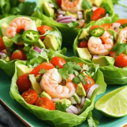 - 450 g Garnelen, geschält und entdarmt - 2 reife Avocados, gewürfelt - 250 g Cherrytomaten, halbiert - 60 g rote Zwiebel, fein gehackt Die Garnelen sind der Star des Gerichts. Sie bringen einen tollen Geschmack und viel Protein. Verwende frische oder gefrorene Garnelen. Achte darauf, dass sie gut geschält sind. Avocados geben eine cremige Textur. Wähle reife Avocados, die leicht drücken, aber nicht matschig sind. Cherrytomaten bringen Süße und Frische. Halbieren Sie sie für einen schönen Biss. Die rote Zwiebel fügt eine knackige Schärfe hinzu. Schneide sie fein, so dass der Geschmack nicht zu stark ist. - 1 Jalapeño, fein gehackt (optional für extra Schärfe) - 60 g frischer Koriander, gehackt - 2 Esslöffel Limettensaft - 1 Esslöffel Olivenöl - Salz und Pfeffer nach Geschmack - 4 große Salatblätter (Butter- oder Römersalat eignen sich gut) Die Jalapeño gibt dem Salat einen Schärfekick. Wenn du es nicht scharf magst, lasse sie weg. Frischer Koriander bringt ein tolles Aroma. Limettensaft und Olivenöl verleihen Frische und Tiefe. Vergiss nicht, mit Salz und Pfeffer abzuschmecken. Die Salatblätter sind die Tassen für die Füllung. Wähle große Blätter, die stabil sind. Diese Zutaten machen die Zesty Shrimp & Avocado Salad Cups frisch und lecker. Für die komplette Anleitung, schau dir das Full Recipe an. Um die Garnelen vorzubereiten, nehme ich die geschälten und entdarmten Garnelen. Ich spüle sie unter kaltem Wasser ab und trockne sie mit einem Küchentuch. Dies hilft bei der Zubereitung, da weniger Wasser in die Pfanne gelangt. Für die Avocados und das Gemüse schneide ich die Avocados in kleine Würfel. Ich achte darauf, die Kerne zu entfernen. Dann halbiere ich die Cherrytomaten und hacke die rote Zwiebel fein. Wenn du magst, kannst du auch die Jalapeño klein schneiden. Der Koriander muss ebenfalls gehackt werden. In einer großen Schüssel mische ich die gewürfelten Avocados, die halbierten Cherrytomaten, die rote Zwiebel, die Jalapeño und den frischen Koriander. Diese Mischung sieht nicht nur gut aus, sie schmeckt auch frisch und lebendig. Für die Garnelen nehme ich eine separate Schüssel. Ich vermische die Garnelen mit dem Olivenöl, dem Limettensaft, Salz und Pfeffer. Diese Marinade gibt den Garnelen Geschmack und macht sie zart. Jetzt erhitze ich eine beschichtete Pfanne bei mittlerer Hitze. Wenn die Pfanne heiß ist, füge ich die gewürzten Garnelen hinzu. Ich brate sie 2-3 Minuten auf jeder Seite, bis sie rosa und undurchsichtig sind. Es ist wichtig, sie nicht zu lange zu braten, da sie sonst zäh werden. Nach dem Braten lasse ich die Garnelen kurz abkühlen. Danach mische ich sie vorsichtig in die Avocadosalat-Mischung. Schließlich fülle ich jedes Salatblatt mit der Mischung. Diese Tassen sind einfach lecker und ideal für ein leichtes Mittagessen oder eine Vorspeise. Für das vollständige Rezept, schau dir [Full Recipe] an. Um perfekte Garnelen zu braten, ist die Zeit entscheidend. Braten Sie die Garnelen 2-3 Minuten pro Seite. Sie sind fertig, wenn sie rosa und undurchsichtig sind. Überbraten Sie sie nicht, sonst werden sie zäh. Ein Trick, um zarte Garnelen zu erhalten, ist das Marinieren in Limettensaft. Dies hilft, die Struktur zu lockern und den Geschmack zu intensivieren. Avocados können schnell braun werden. Um dies zu verhindern, geben Sie etwas Zitronen- oder Limettensaft auf die Schnittflächen. Lagern Sie die Avocado auch im Kühlschrank, wenn sie aufgeschnitten ist. Wählen Sie reife Avocados aus, die leicht nachgeben, wenn Sie sie drücken. Achten Sie darauf, dass die Haut glatt und ohne dunkle Flecken ist. Die Anrichtung der Salat-Tassen ist wichtig für die Optik. Stellen Sie die Tassen auf eine bunte Platte. Garnieren Sie sie mit frischem Koriander und Limettenstücken. Dies sorgt für einen schönen Kontrast und macht das Gericht einladend. Verwenden Sie auch bunte Gemüsesorten, um das Aussehen zu verbessern. So wird das Gericht nicht nur lecker, sondern sieht auch toll aus. Für das gesamte Rezept können Sie die [Full Recipe] Seite besuchen. {{image_4}} Wenn Sie eine vegane Option suchen, können Sie Tofu oder Seitan verwenden. Diese sind tolle Proteine und nehmen den Geschmack gut auf. Schneiden Sie den Tofu in kleine Würfel. Braten Sie ihn in der Pfanne, bis er goldbraun wird. Seitan ist auch eine gute Wahl. Er hat eine fleischige Textur, die viele mögen. Beide Optionen passen gut zu dem Avocadosalat. Es gibt viele Möglichkeiten, das Gemüse zu variieren. Sie können Paprika, Gurken oder Karotten hinzufügen. Diese bringen frische Farben und zusätzliche Knackigkeit. Wenn Sie eine andere Salat-Basis verwenden möchten, probieren Sie Rucola oder Spinat. Diese grünen Blätter haben einen eigenen Geschmack und machen den Salat spannend. Für mehr Schärfe können Sie verschiedene Chilis verwenden. Probieren Sie Serrano oder Habanero für eine intensivere Hitze. Achten Sie darauf, die Menge anzupassen. Es ist wichtig, die Schärfe nach Ihrem Geschmack zu wählen. Sie können auch Gewürze wie Kreuzkümmel oder Paprika hinzufügen. Diese geben dem Salat mehr Tiefe und Geschmack. Um die Reste der Zesty Shrimp & Avocado Salad Cups frisch zu halten, lege sie in einen luftdichten Behälter. Stelle sicher, dass der Behälter gut verschlossen ist. Dadurch bleibt der Geschmack erhalten und die Zutaten bleiben knackig. Lagere die Tassen im Kühlschrank. Dort bleiben sie 1 bis 2 Tage frisch. Wenn du Reste hast, die Garnelen oder Avocado enthalten, beachte, dass die Avocados schnell braun werden. Du kannst etwas Limettensaft über die Avocado geben, um die Bräunung zu verlangsamen. Wenn du die Garnelen wieder aufwärmen möchtest, gehe sanft vor. Erhitze sie in einer Pfanne bei niedriger Hitze. Füge etwas Olivenöl hinzu, um die Feuchtigkeit zu bewahren. Rühre die Garnelen vorsichtig um, damit sie gleichmäßig warm werden. Achte darauf, die Garnelen nicht zu lange zu erhitzen. Überhitzte Garnelen werden schnell trocken und zäh. Eine kurze Erwärmung reicht aus, um sie wieder lecker zu machen. Um die Zesty Shrimp & Avocado Salad Cups zu machen, folge diesen Schritten: 1. Vorbereitung: Würfle die Avocados und halbiere die Cherrytomaten. Hacke die Zwiebel und den Koriander. 2. Mischung: In einer großen Schüssel, vermenge die Avocados, Tomaten, Zwiebel, Jalapeño (optional) und Koriander. 3. Garnelen marinieren: Mische in einer separaten Schüssel die Garnelen mit Olivenöl, Limettensaft, Salz und Pfeffer. 4. Garnelen braten: Brate die Garnelen in einer Pfanne für 2-3 Minuten auf jeder Seite, bis sie rosa sind. 5. Vermengen: Lass die Garnelen kurz abkühlen und mische sie dann mit der Avocado-Mischung. 6. Servieren: Fülle die Mischung in die Salatblätter und serviere sofort. Diese Schritte führen zu einem frischen und leckeren Gericht, das ideal für jede Gelegenheit ist. Ja, du kannst die Zesty Shrimp & Avocado Salad Cups im Voraus zubereiten. Hier sind einige Tipps: - Garnelen: Du kannst die Garnelen einen Tag vorher marinieren und braten. Lagere sie in einem luftdichten Behälter im Kühlschrank. - Salat-Mischung: Bereite die Avocado-Mischung ebenfalls im Voraus zu, aber lasse die Avocados ganz bis kurz vor dem Servieren. Das verhindert, dass sie braun werden. - Lagerung: Bewahre die Garnelen und die Avocado-Mischung getrennt im Kühlschrank auf. Mische sie erst kurz vor dem Servieren. Durch diese Schritte bleibt dein Gericht frisch und schmackhaft. Du kannst die Zesty Shrimp & Avocado Salad Cups leicht anpassen: - Gemüse: Füge andere Gemüsesorten hinzu, wie Paprika oder Gurke, für mehr Crunch. - Proteine: Ersetze die Garnelen durch Hähnchen oder Tofu für eine andere Proteinquelle. - Gewürze: Experimentiere mit verschiedenen Gewürzen oder Saucen. Füge mehr Jalapeño für extra Schärfe hinzu oder verwende eine Knoblauchsoße, um den Geschmack zu variieren. Diese Anpassungen helfen dir, das Rezept nach deinem Geschmack zu gestalten. Diese Anleitung zu Zesty Shrimp & Avocado Salad Cups zeigt, wie man frische Zutaten kombiniert. Du lernst, wie du Garnelen zubereitest und Avocados frisch hältst. Unsere Tipps helfen dir, perfekte Salat-Tassen zu kreieren. Ganz gleich, ob du vegane Alternativen oder schärfere Variationen bevorzugst, es gibt viele Möglichkeiten. Mach dir keine Sorgen um die Reste; wir bieten einfache Lagerungshinweise. Mache diesen Salat zum Hit bei jedem Anlass! Vertrauen in die Zubereitung bringt dir Freude am Kochen und beim Genießen!