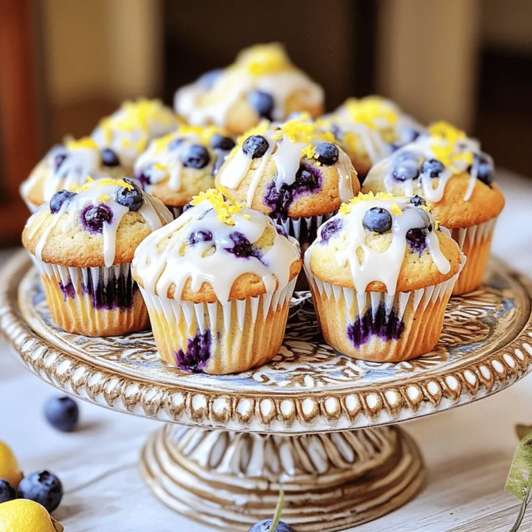 Für die Heidelbeer-Zitronen-Joghurt-Muffins brauchst du: - 1 ½ Tassen Allzweckmehl - 1 Teelöffel Backpulver - ½ Teelöffel Natron - ½ Teelöffel Salz - ½ Tasse Zucker - 1 Teelöffel Zitronenschale (abgerieben) - 1 Tasse Naturjoghurt (griechisch oder normal) - 1 großes Ei - 1 Teelöffel Vanilleextrakt - ¼ Tasse Pflanzenöl - 1 Tasse frische Heidelbeeren (oder gefrorene, falls nicht verfügbar) - 2 Esslöffel Zitronensaft Die Auswahl der Zutaten ist wichtig für den Geschmack. Frische Heidelbeeren geben den besten Geschmack. Wenn du gefrorene Beeren nutzt, lass sie vorher auftauen und abtropfen. So bleibt der Teig nicht zu feucht. Verwende griechischen Joghurt für extra Cremigkeit. Achte darauf, dass die Zutaten Zimmertemperatur haben. So vermischen sie sich besser. - Mehl: Wähle Allzweckmehl für eine gute Textur. - Zucker: Verwende feinen Zucker, damit er sich schnell auflöst. - Zitronen: Frische Zitronen haben den besten Geschmack. Reibe die Schale gut ab, um die Öle freizusetzen. - Öl: Pflanzliches Öl macht die Muffins saftig. Sonnenblumen- oder Rapsöl sind gute Optionen. Mit diesen Zutaten bereitest du saftige und leckere Muffins zu, die jeder liebt. Heize deinen Ofen auf 175°C vor. Lege ein Muffinblech mit Papierförmchen aus. Alternativ kannst du das Blech leicht einfetten. In einer mittelgroßen Schüssel vermische das Mehl, Backpulver, Natron und Salz gut miteinander. Stelle diese Mischung beiseite. In einer großen Schüssel vermenge den Zucker mit der Zitronenschale. Achte darauf, die Zitronenschale gut in den Zucker zu reiben, damit die Aromen besser freikommen. Füge dann den Joghurt, das Ei, den Vanilleextrakt, das Pflanzenöl und den Zitronensaft zur Zuckermischung hinzu. Rühre alles gut mit einem Schneebesen, bis die Mischung glatt ist. Jetzt kommt der spannende Teil. Gib die trockenen Zutaten langsam zu der feuchten Mischung. Rühre vorsichtig, bis alles gerade so vermischt ist. Übertreibe es nicht mit dem Rühren, sonst werden die Muffins hart. Hebe jetzt die Heidelbeeren vorsichtig unter. Achte darauf, dass sie gleichmäßig im Teig verteilt sind. Teile den Teig gleichmäßig auf die Muffinförmchen. Fülle jedes Förmchen bis etwa ¾ voll. So bekommen die Muffins genug Platz zum Aufgehen. Backe die Muffins für 18 bis 22 Minuten. Überprüfe mit einem Zahnstocher, ob sie fertig sind. Stecke den Zahnstocher in die Mitte eines Muffins. Wenn er sauber herauskommt, sind die Muffins bereit. Nimm die Muffins aus dem Ofen und lasse sie etwa 5 Minuten in der Form abkühlen. Danach kannst du sie auf ein Kuchengitter setzen, damit sie vollständig abkühlen. Beim Backen von Muffins gibt es einige häufige Fehler, die du vermeiden solltest. Ein Fehler ist, die Zutaten zu lange zu mischen. Übermischung macht die Muffins hart. Rühre nur so lange, bis sich alles verbindet. Ein weiterer Fehler ist, die Muffins zu früh aus dem Ofen zu nehmen. Achte darauf, dass ein Zahnstocher sauber herauskommt. Wenn er klebrig ist, brauchen die Muffins noch Zeit. Lass sie auch nach dem Backen kurz in der Form abkühlen. So bleiben sie saftig. Um fluffige Muffins zu erhalten, benutze frischen Backpulver und Natron. Diese Zutaten sind der Schlüssel zu einem guten Aufgehen. Die Kombination aus Joghurt und Öl sorgt ebenfalls für Feuchtigkeit. Ein weiterer Tipp ist, die Eier vorher leicht zu schlagen. So vermischen sie sich besser mit den anderen Zutaten. Du kannst auch die Muffinförmchen nur zu drei Vierteln füllen. So haben die Muffins genug Platz, um zu wachsen. Diese Muffins sind perfekt für saisonale Variationen. Im Frühling kannst du Erdbeeren oder Rhabarber hinzufügen. Im Herbst passen Kürbis oder Zimt gut dazu. Experimentiere mit anderen Zitrusfrüchten wie Limette oder Orange für einen frischen Geschmack. Du kannst auch Nüsse oder Schokolade für mehr Abwechslung hinzufügen. So passt du die Muffins an deine Vorlieben an und bleibst kreativ! {{image_4}} Du kannst verschiedene Früchte nutzen. Erdbeeren, Himbeeren oder Pfirsiche passen gut. Diese Früchte bringen ihren eigenen Geschmack und Frische. Probiere, die Früchte leicht zu pürieren, um einen saftigeren Teig zu erhalten. Achte darauf, die Früchte gleichmäßig im Teig zu verteilen. So bleibt jeder Bissen lecker. Für eine glutenfreie Variante nimmst du einfach glutenfreies Mehl. Achte darauf, das richtige Mischverhältnis zu finden. Wenn du vegane Muffins willst, ersetze das Ei durch Apfelmus oder einen Chia-Pudding. Verwende pflanzlichen Joghurt anstelle von normalem Joghurt. So bleibt der Muffin saftig und lecker. Du kannst den Muffins auch neue Aromen hinzufügen. Probiere Zimt oder Muskatnuss für einen warmen Geschmack. Eine Prise Ingwer könnte auch spannend sein. Wenn du es noch fruchtiger magst, füge etwas Orangenschale hinzu. Diese kleinen Änderungen machen die Muffins besonders und interessant. Um die Muffins frisch zu halten, lege sie in einen luftdichten Behälter. Stelle sicher, dass sie vollständig abgekühlt sind, bevor du sie lagerst. Wenn du keinen Behälter hast, kannst du auch Frischhaltefolie verwenden. Diese Muffins bleiben so für bis zu drei Tage frisch. Lagere sie bei Raumtemperatur, fern von direkter Sonne. Wenn du die Muffins aufwärmen möchtest, heize deinen Ofen auf 150°C vor. Lege die Muffins auf ein Backblech. Erhitze sie für etwa 5-10 Minuten, bis sie warm sind. Du kannst auch die Mikrowelle verwenden. Ein paar Sekunden reichen aus, um sie warm zu machen. Achte darauf, sie nicht zu lange zu erhitzen, sonst werden sie trocken. Die Muffins halten sich bis zu einer Woche im Kühlschrank. Für längere Lagerung kannst du sie einfrieren. Wickele die Muffins einzeln in Frischhaltefolie und lege sie in einen Gefrierbeutel. So bleiben sie bis zu drei Monate frisch. Um sie aufzutauen, lasse sie einfach bei Raumtemperatur stehen oder erwärme sie im Ofen. Die Muffins sind bei Raumtemperatur etwa drei Tage frisch. Lagere sie in einem luftdichten Behälter. Für längere Haltbarkeit kannst du sie im Kühlschrank aufbewahren. Dort bleiben sie bis zu einer Woche lecker. Wenn du sie länger aufbewahren möchtest, friere die Muffins ein. So bleiben sie bis zu drei Monate gut. Ja, gefrorene Heidelbeeren sind perfekt für dieses Rezept. Sie sind oft süß und voller Geschmack. Verwende sie direkt aus dem Gefrierfach, ohne sie vorher aufzutauen. Das verhindert, dass der Teig zu feucht wird. Achte darauf, die gefrorenen Beeren vorsichtig unter den Teig zu heben, um ein Brechen zu vermeiden. Um die Muffins süßer zu machen, kannst du mehr Zucker hinzufügen. Erhöhe die Zuckermenge auf bis zu ¾ Tasse. Eine weitere Möglichkeit ist, einen Zuckerguss zu machen. Mische Puderzucker mit etwas Zitronensaft für eine süße Glasur. Du kannst auch Schokoladenstückchen oder Süßigkeiten hinzufügen, um einen zusätzlichen Geschmack zu bekommen. Um die besten Heidelbeermuffins zu backen, haben wir alle wichtigen Schritte besprochen. Wir haben die besten Zutaten ausgewählt, und ich habe Tipps gegeben, um Fehler zu vermeiden. Achte auf die Lagerung für die längste Frische. Denke an Variationen, um deine Muffins noch besser zu machen. Ich hoffe, diese Anleitung bringt dir Freude beim Backen und Genießen! Delizöse Muffins sind jetzt in deinem Griff. Viel Spaß beim Ausprobieren!
