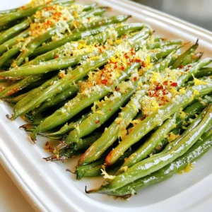 Für dieses leckere Gericht brauchen Sie: - 450 g frische grüne Bohnen, gewaschen und die Enden abgeschnitten - 2 Esslöffel Olivenöl - 120 g geriebener Parmesan Die Bohnen sind knackig und frisch. Der Parmesan verleiht einen tollen Geschmack. Um den Bohnen mehr Geschmack zu geben, fügen Sie diese Gewürze hinzu: - 1 Teelöffel Knoblauchpulver - 1/2 Teelöffel Zwiebelpulver - 1/2 Teelöffel zerstoßene rote Pfefferflocken (optional) - Salz und Pfeffer nach Geschmack - 1 Esslöffel Zitronenschale (für einen frischen Twist) Die Gewürze bringen Tiefe. Die Zitronenschale gibt der Mischung einen frischen Kick. Wenn Sie Zutaten ersetzen möchten, probieren Sie Folgendes: - Verwenden Sie Parmesan mit weniger Fett für eine leichtere Variante. - Fügen Sie andere Käsesorten hinzu, wie Gouda oder Cheddar. - Ersetzen Sie frische Bohnen durch gefrorene Bohnen, wenn nötig. Seien Sie kreativ! Diese Anpassungen helfen, das Rezept Ihrem Geschmack anzupassen. Zuerst heizen Sie den Ofen auf 220 °C vor. Dies hilft, die Bohnen schön knusprig zu machen. Nehmen Sie ein Backblech und legen Sie es mit Backpapier aus. So bleibt es sauber und die Bohnen kleben nicht. Waschen Sie die grünen Bohnen gut und schneiden Sie die Enden ab. Geben Sie die gewaschenen Bohnen in eine große Schüssel. Fügen Sie das Olivenöl hinzu. Danach kommt der geriebene Parmesan dazu. Streuen Sie das Knoblauchpulver und das Zwiebelpulver darüber. Wenn Sie es scharf mögen, fügen Sie die zerstoßenen roten Pfefferflocken hinzu. Vergessen Sie nicht, Salz und Pfeffer nach Geschmack hinzuzufügen. Mischen Sie alles gut, bis die Bohnen gleichmäßig bedeckt sind. Legen Sie die Bohnen auf das Backblech. Achten Sie darauf, dass sie in einer einzigen Schicht liegen. Das sorgt für eine gleichmäßige Röstung. Rösten Sie die Bohnen für 15 bis 20 Minuten im Ofen. Rühren Sie die Bohnen nach der Hälfte der Zeit um, damit sie überall knusprig werden. Wenn sie goldbraun sind, nehmen Sie das Blech heraus. Bestreuen Sie die Bohnen mit der Zitronenschale für einen frischen Geschmack. Lassen Sie sie ein paar Minuten abkühlen, bevor Sie sie servieren. Um die perfekte Knusprigkeit zu erreichen, achten Sie auf die Bohnen. Wählen Sie frische, knackige grüne Bohnen. Schneiden Sie die Enden ab, um die Textur zu verbessern. Das Olivenöl hilft, die Bohnen gleichmäßig zu rösten. Verwenden Sie genug Parmesan. Dies sorgt für eine schöne, goldene Kruste. Rösten Sie die Bohnen in einer einzigen Schicht. So wird die Luft gut zirkulieren und die Bohnen werden gleichmäßig knusprig. Ein häufiger Fehler ist, die Bohnen zu überfüllen. Wenn sie zu nah beieinander liegen, werden sie dampfen statt rösten. Achten Sie auch darauf, die Bohnen während des Röstens einmal umzurühren. So bräunen sie gleichmäßig. Verwenden Sie frisch gemahlenen Pfeffer für mehr Geschmack. Vergessen Sie nicht, die Bohnen nach dem Rösten ein paar Minuten abkühlen zu lassen. Sie werden dadurch noch knuspriger. Servieren Sie die grünen Bohnen auf einer schönen Platte. Garnieren Sie sie mit mehr Zitronenschale und Parmesan. Dies sieht nicht nur gut aus, sondern schmeckt auch frisch. Diese Bohnen passen gut zu vielen Gerichten. Sie können sie als Beilage zu Fleisch oder Fisch genießen. Auch ein Dip, wie Joghurt oder Hummus, ergänzt die Bohnen perfekt. Experimentieren Sie mit verschiedenen Dips, um neue Geschmäcker zu entdecken. {{image_4}} Um den Geschmack Ihrer knusprigen Bohnen zu verbessern, probieren Sie neue Gewürze aus. Ich mag es, geräucherten Paprika hinzuzufügen. Er bringt eine warme Note. Auch frisch gemahlener Pfeffer kann den Geschmack intensivieren. Sie können auch italienische Kräuter verwenden, wie Oregano oder Thymian. Sie passen gut zu Parmesan. Wenn Sie eine vegane Version machen möchten, lassen Sie den Parmesan weg. Ersetzen Sie ihn durch einen veganen Käse oder Nährhefe. Nährhefe gibt einen käsigen Geschmack, ohne Milchprodukte. Olivenöl bleibt die beste Wahl für den Geschmack und die Knusprigkeit. Sie können auch andere Gemüse hinzufügen. Karotten oder Paprika passen gut zu grünen Bohnen. Schneiden Sie sie in ähnliche Größen, damit sie gleichmäßig garen. Rosenkohl ist auch eine gute Wahl. Diese Mischung gibt Ihnen mehr Farben und Aromen auf dem Teller. Experimentieren Sie mit verschiedenen Kombinationen, um Ihren Favoriten zu finden. Bewahren Sie die krossen grünen Bohnen in einem luftdichten Behälter auf. Lassen Sie sie zuerst abkühlen. Wenn sie noch warm sind, sammeln sich Feuchtigkeit und Dampf. Dies macht die Bohnen weich. Lagern Sie die Bohnen im Kühlschrank. So bleiben sie frisch. Um die Bohnen wieder knusprig zu machen, verwenden Sie den Ofen. Heizen Sie ihn auf 180 °C vor. Legen Sie die Bohnen auf ein Backblech. Rösten Sie sie für etwa 5 bis 10 Minuten. Das bringt die Knusprigkeit zurück. Sie können auch eine Pfanne verwenden. Erhitzen Sie einen Esslöffel Olivenöl. Geben Sie die Bohnen hinein und braten Sie sie kurz an. Die Bohnen halten sich etwa 3 bis 4 Tage im Kühlschrank. Achten Sie darauf, dass sie nicht länger als nötig gelagert werden. Um die Frische zu verlängern, essen Sie die Bohnen möglichst schnell. Wenn sie matschig werden, schmecken sie nicht mehr gut. Fragen Sie sich immer, wie sie aussehen und riechen. So erkennen Sie, ob sie noch gut sind. Crispy Roasted Parmesan Green Beans brauchen 15 bis 20 Minuten im Ofen. Ich backe sie bei 220 °C. Nach 10 Minuten rühre ich sie um. So bräunen sie gleichmäßig und werden schön knusprig. Ja, du kannst gefrorene Bohnen nutzen. Achte darauf, sie vorher aufzutauen. Wenn du sie direkt aus dem Gefrierfach nimmst, verlängert sich die Garzeit. Sie müssen gut abgetropft sein, damit sie knusprig werden. Crispy Roasted Parmesan Green Beans passen gut zu vielen Gerichten. Du kannst sie mit gegrilltem Fleisch oder Fisch servieren. Auch zu Pasta oder Quinoa sind sie lecker. Sie sind eine tolle Beilage zu jedem Abendessen. Crispy Roasted Parmesan Green Beans sind einfach zuzubereiten und sehr lecker. Wir haben die Hauptzutaten, Gewürze und Tipps zur perfekten Knusprigkeit besprochen. Außerdem gab es Variationen und Lagerungshinweise. Denken Sie daran, frische Bohnen haben den besten Geschmack. Probieren Sie die verschiedenen Varianten aus und finden Sie Ihre Lieblinge. Mit den richtigen Tipps werden Ihre Bohnen immer knusprig. Genießen Sie jedes Gericht!
