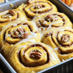 - 2 Dosen gekühlter Zimtschnecken-Teig - 250 g Kürbispüree - 120 g Frischkäse - 100 g brauner Zucker - 2 Teelöffel Kürbiskuchengewürz - 1 Teelöffel Vanilleextrakt - 60 g gehackte Pekannüsse oder Walnüsse - 60 g Puderzucker für die Glasur - 2 Esslöffel Milch für die Glasur Ich liebe es, frische Zutaten zu verwenden. Die Hauptzutaten sind einfach zu finden. Zimtschnecken-Teig macht den Auflauf leicht und lecker. Kürbispüree bringt die perfekte Herbstnote. Frischkäse sorgt für eine cremige Füllung. Zusätzlich verwende ich braunen Zucker. Er gibt dem Auflauf eine tiefere Süße. Kürbiskuchengewürz ist ein Muss. Es bringt den typischen Geschmack in jedes Stück. Vanilleextrakt rundet die Aromen ab. Für extra Crunch mag ich Pekannüsse oder Walnüsse. Sie sind eine tolle Option. Die Glasur aus Puderzucker und Milch gibt dem Auflauf einen süßen Abschluss. Achten Sie darauf, die Zutaten gut zu vermischen. So erhält jeder Bissen den vollen Geschmack. Wenn Sie alles richtig machen, wird dieser Auflauf ein Hit! Heize deinen Ofen auf 180°C vor. Das ist wichtig, damit der Auflauf gleichmäßig backt. Fette dann eine 23x33 cm große Auflaufform gut ein. So bleibt nichts kleben und der Auflauf lässt sich leicht herausnehmen. Nimm eine Rührschüssel und gebe das Kürbispüree, den weichen Frischkäse, den braunen Zucker, das Kürbiskuchengewürz, den Vanilleextrakt und das Salz hinein. Vermenge die Zutaten gut, bis die Masse glatt ist. Prüfe die Konsistenz. Sie sollte cremig und gut vermischt sein. Das ist der Geschmacksträger für deinen Auflauf. Öffne die Dosen mit dem Zimtschnecken-Teig. Trenne jede Rolle und schneide sie in Viertel. Das geht einfach. Lege die Hälfte der geschnittenen Zimtschnecken-Stücke in die gefettete Auflaufform. Verteile dann die Hälfte der Kürbismischung gleichmäßig darüber. Wenn du magst, streue die gehackten Pekannüsse oder Walnüsse darüber. Schichte die restlichen Zimtschnecken-Stücke und die restliche Kürbismischung darauf. Beende das Schichten, indem du die restlichen Nüsse darüber streust. Schiebe die Auflaufform in den vorgeheizten Ofen. Backe den Auflauf für 25-30 Minuten. Überprüfe die Backzeit. Der Auflauf sollte goldbraun sein und die Mitte fest werden. Das gibt dir die perfekte Textur. Während der Auflauf abkühlt, mache die Glasur. Vermische in einer kleinen Schüssel den Puderzucker und die Milch. Rühre, bis die Glasur glatt ist. Gieße die Glasur kurz vor dem Servieren über den warmen Auflauf. So bleibt alles frisch und lecker. Für die beste Geschmacksnote verwenden Sie frisches Kürbispüree. Es hat einen kräftigen und natürlichen Geschmack. Frischer Kürbis bringt mehr Feuchtigkeit und Süße ins Gericht. Sie können auch selbst Kürbispüree machen. Kochen Sie dazu den Kürbis, pürieren Sie ihn und lassen Sie ihn abkühlen. Sie können die Gewürze anpassen, um den Geschmack zu verändern. Fügen Sie zum Beispiel mehr Zimt oder Muskatnuss hinzu. So können Sie den perfekten Geschmack für Ihre Zimtschnecken finden. Wenn Sie Zeit haben, können Sie hausgemachten Zimtschnecken-Teig verwenden. Mischen Sie Mehl, Hefe, Zucker, Milch und Butter. Lassen Sie den Teig aufgehen, bevor Sie ihn verwenden. So wird Ihr Auflauf noch leckerer. Sie können auch andere Teigsorten ausprobieren. Blätterteig oder Croissant-Teig geben eine knusprige Note. Achten Sie darauf, die Backzeit anzupassen. Ein Klecks Schlagsahne macht den Auflauf noch besser. Es bringt eine schöne Cremigkeit. Sie können auch Zimt oder gehackte Nüsse als Topping verwenden. So sieht Ihr Gericht noch ansprechender aus. Servieren Sie den Auflauf warm. Er passt gut zu einer Tasse Kaffee oder Tee. Das macht das Essen zu einem besonderen Erlebnis. {{image_4}} Wenn Sie Nüsse meiden, gibt es viele Alternativen. Sie können den Auflauf ohne Nüsse zubereiten. Der Geschmack bleibt trotzdem großartig. Sie können sogar Sonnenblumenkerne verwenden, wenn Sie etwas Crunch möchten. Für eine glutenfreie Zubereitung nehmen Sie glutenfreien Zimtschnecken-Teig. Viele Marken bieten diese Option an. Das Kürbispüree und die anderen Zutaten sind meist glutenfrei. So bleibt Ihr Auflauf lecker und sicher für alle. Um den Geschmack zu variieren, fügen Sie andere Früchte hinzu. Äpfel oder Birnen passen gut zu Kürbis. Schneiden Sie die Früchte klein und mischen Sie sie unter den Auflauf. Eine Kombination mit herzhaften Zutaten ist auch möglich. Ein wenig Speck oder Käse kann den Auflauf spannend machen. Der Kontrast zwischen süß und herzhaft macht jeden Bissen besonders. Wenn Sie den Zucker reduzieren möchten, nehmen Sie weniger braunen Zucker. Sie können auch eine Zuckeralternative verwenden. Dies macht den Auflauf leichter, ohne den Geschmack zu beeinträchtigen. Für Low-Carb-Alternativen nutzen Sie Mandelmehl anstelle von Zimtschnecken-Teig. Das gibt Ihnen die gleiche leckere Basis mit weniger Kohlenhydraten. So genießen Sie den Auflauf ohne Schuldgefühle. Um den Kürbisgewürz Zimtschneckenauflauf frisch zu halten, lege ihn in den Kühlschrank. Verwende einen luftdichten Behälter. So bleibt der Auflauf bis zu fünf Tage gut. Wenn du Reste hast, erwärme sie vorsichtig. Du kannst die Mikrowelle oder den Ofen nutzen. Die Mikrowelle ist schneller, aber der Ofen macht den Auflauf gleichmäßiger warm. - Mikrowelle: Stelle die Reste auf einen Teller und erhitze sie für 30 Sekunden. Überprüfe die Temperatur und wiederhole das, bis sie heiß sind. - Ofen: Heize den Ofen auf 180°C vor. Lege den Auflauf in eine Auflaufform und decke ihn mit Alufolie ab. Erwärme ihn für etwa 10-15 Minuten. Du kannst den Auflauf auch einfrieren. Stelle sicher, dass er vollständig abgekühlt ist. Wickele ihn gut in Frischhaltefolie ein, dann in Alufolie. So bleibt er bis zu drei Monate haltbar. Um den Auflauf aufzutauen, lege ihn über Nacht in den Kühlschrank. Du kannst ihn auch direkt aus dem Gefrierfach im Ofen aufwärmen, aber das dauert länger. Die Vorbereitungszeit beträgt etwa 15 Minuten. Die Gesamtzeit, um den Auflauf zu machen, ist rund 45 Minuten. Zuerst heizt der Ofen auf 180°C vor. Dann mischst du die Zutaten und schichtest sie. Schließlich backst du alles für 25 bis 30 Minuten. So schnell kannst du ein köstliches Gericht zaubern! Ja, du kannst den Auflauf im Voraus machen! Bereite die Zimtschnecken und die Kürbismischung vor. Schichte alles in die Form und decke sie ab. Stelle die Form in den Kühlschrank. Du kannst den Auflauf dann 30 Minuten vor dem Backen herausnehmen. Lass ihn etwas bei Raumtemperatur stehen, bevor du ihn backst. Kürbiskuchengewürz ist eine großartige Wahl. Es hat Zimt, Ingwer und Muskatnuss. Du kannst auch mehr Zimt oder Nelken hinzufügen, wenn du es würziger magst. Experimentiere mit Gewürzen, um deinen eigenen Geschmack zu finden. Die richtige Mischung macht den Auflauf besonders lecker! Serviere den Auflauf warm. Ein Klecks Schlagsahne passt perfekt dazu. Du kannst auch eine Prise Zimt oder Nüsse oben drauf geben. Dazu passt ein heißer Kaffee oder Tee gut. Diese Getränke ergänzen das süße Aroma des Auflaufs. Der Pumpkin Spice Cinnamon Roll Bake ist einfach zuzubereiten und lecker. Wir haben die Hauptzutaten wie Zimtschnecken-Teig, Kürbispüree und Frischkäse verwendet. Die Schritt-für-Schritt-Anleitung macht den Prozess klar und leicht. Mit nützlichen Tipps können Sie Variationen ausprobieren und das Rezept anpassen. Lagern Sie die Reste richtig und genießen Sie sie später. Dieser Auflauf bringt Herbst-Feeling auf den Tisch und ist perfekt für jeden Anlass. Probieren Sie es aus und erfreuen Sie Ihre Lieben mit diesem köstlichen Gericht!