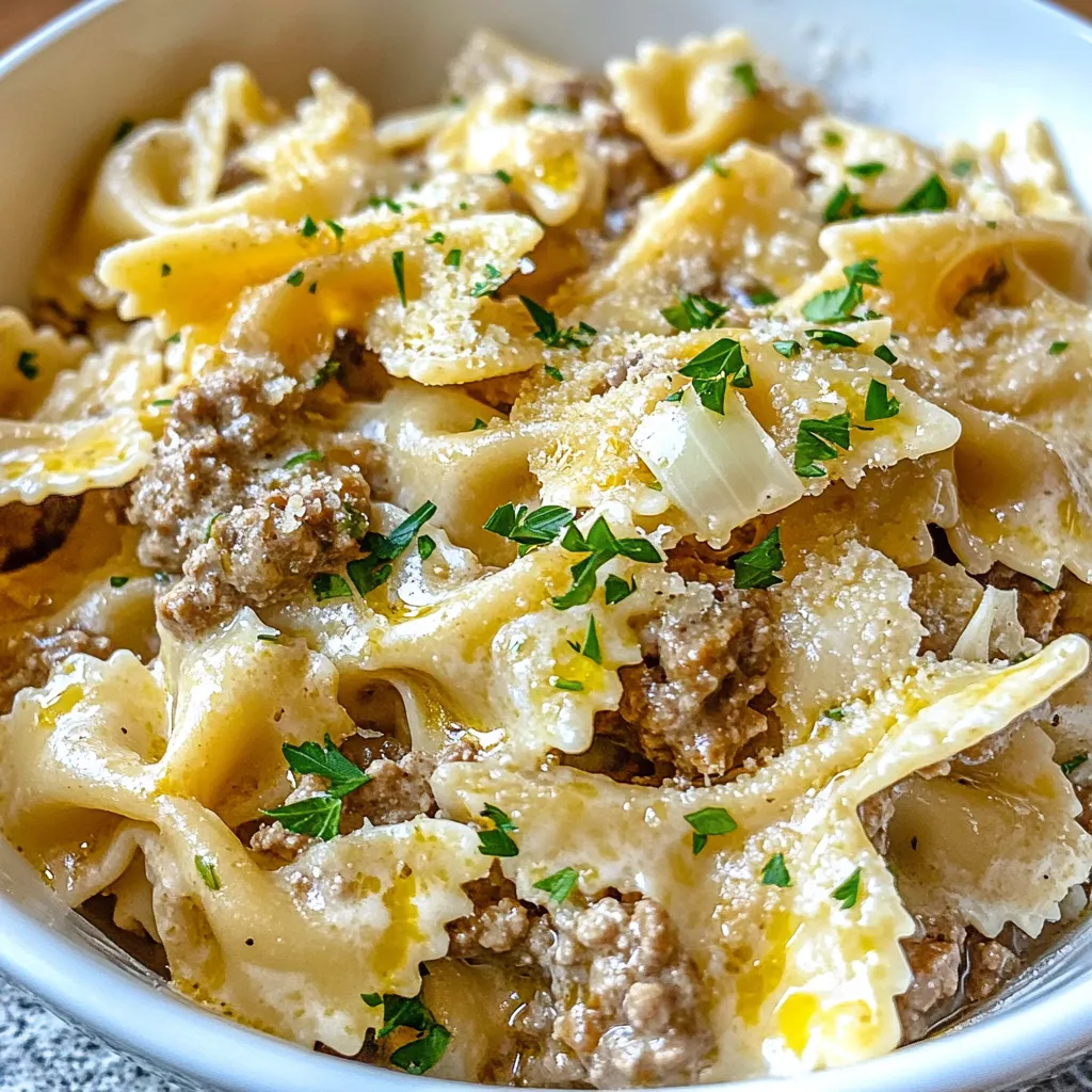 - 225 g Farfalle-Pasta: Diese Form macht das Gericht lebendig. Die Schmetterlingsform fängt die Sauce gut ein. - 450 g Rinderhackfleisch: Es bringt den herzhaften Geschmack. Die richtige Menge sorgt für eine ausgewogene Mahlzeit. - 1 Esslöffel Olivenöl: Ein guter Grundstoff für das Anbraten. Es gibt dem Gericht ein feines Aroma. - 4 Knoblauchzehen, fein gehackt: Knoblauch macht alles besser. Der Duft allein ist ein Genuss. - 1 kleine Zwiebel, fein gewürfelt: Zwiebel gibt der Sauce Tiefe. Es harmoniert perfekt mit dem Knoblauch. - 1 Teelöffel getrockneter Oregano: Oregano bringt mediterranen Flair. Diese Gewürzmischung hebt die Aromen an. - 1 Teelöffel rote Pfefferflocken (optional): Ein Hauch von Schärfe kann das Gericht beleben. Du entscheidest, wie scharf es wird. - 240 ml Rinderbrühe: Diese Brühe gibt dem Gericht eine Basis. Sie verstärkt den Geschmack des Rindfleischs. - 240 ml Sahne: Sie macht die Sauce cremig. Diese Zutat sorgt für Reichtum im Mund. - 100 g frisch geriebener Parmesan: Der Käse krönt das Gericht. Sein Geschmack ist unverwechselbar und lecker. - Frische Petersilie, gehackt: Petersilie bringt frische Farbe. Sie ist ein toller Kontrast zur Sauce. - Salz und Pfeffer nach Geschmack: Diese Gewürze sind wichtig. Sie runden die Aromen perfekt ab. {{ingredient_image_2}} Zuerst fülle einen großen Topf mit Wasser. Bringe das Wasser zum Kochen. Füge eine Prise Salz hinzu. Jetzt kannst du die Farfalle-Pasta hineinlegen. Koche sie nach den Anweisungen auf der Verpackung. Sie sollte al dente sein. Danach gieße die Pasta ab und stelle sie beiseite. Während das Wasser kocht, bereite die anderen Zutaten vor. Hacke die Zwiebel in kleine Stücke. Zerkleinere die Knoblauchzehen fein. So sind sie bereit für das Kochen. Heize eine große Pfanne auf mittlerer Hitze. Gib das Olivenöl hinein, bis es heiß ist. Füge die gewürfelte Zwiebel hinzu und dünste sie. Das dauert etwa drei Minuten. Die Zwiebel sollte glasig werden. Jetzt gib den gehackten Knoblauch dazu. Brate ihn für ein bis zwei Minuten, bis er duftet. Achte darauf, dass der Knoblauch nicht verbrennt. Füge nun das Rinderhackfleisch hinzu. Zerteile es mit einem Spatel. Brate das Fleisch an, bis es braun und nicht mehr rosa ist. Das dauert etwa fünf bis sieben Minuten. Streue den getrockneten Oregano und die roten Pfefferflocken darüber. Würze das Fleisch mit Salz und Pfeffer. Rühre alles gut um. Gieße die Rinderbrühe in die Pfanne. Lasse die Mischung aufkochen. Koche sie für etwa fünf Minuten. So reduziert sich die Flüssigkeit etwas. Rühre die Sahne ein und bringe alles wieder zum sanften Köcheln. Das dauert drei bis vier Minuten, bis die Sauce leicht eindickt. Füge schrittweise 75 g des geriebenen Parmesans hinzu. Rühre, bis der Käse geschmolzen und cremig ist. Jetzt gib die gekochte Farfalle-Pasta in die Pfanne. Vermenge alles gut, damit die Pasta gleichmäßig mit der Sauce umhüllt ist. Serviere sofort, garniere mit dem restlichen Parmesan und frischer Petersilie. - Tipps für al dente Pasta: Koche die Farfalle-Pasta laut Anleitung. Al dente bedeutet, dass sie noch einen kleinen Biss hat. Das macht die Pasta perfekt, um die Sauce gut aufzunehmen. - Die richtige Menge Salzwasser: Achte darauf, genügend Wasser zu verwenden. Pro Liter Wasser solltest du etwa einen Esslöffel Salz hinzufügen. Das bringt den Geschmack in die Pasta. - Aromatisierung ohne Verbrennen: Gib den Knoblauch erst hinzu, wenn die Zwiebel glasig ist. So bleibt der Geschmack frisch und intensiv, ohne bitter zu werden. - Verwendung von frischem vs. getrocknetem Knoblauch: Frischer Knoblauch hat einen stärkeren Geschmack. Verwende ihn für mehr Aroma. Getrockneter Knoblauch ist eine gute Alternative, wenn du keinen frischen hast. - Hinweise zur richtigen Konsistenz: Die Sauce sollte dickflüssig, aber nicht zu schwer sein. Lass sie bei schwacher Hitze köcheln, bis sie eindickt. - Parmesan richtig integrieren: Füge den Parmesan nach und nach hinzu. Rühre gut um, bis er schmilzt und die Sauce schön cremig wird. So hast du die beste Konsistenz für dein Gericht. Pro Tipps Die richtige Pasta-Konsistenz: Achte darauf, die Farfalle-Pasta al dente zu kochen, damit sie nicht matschig wird, wenn sie mit der Sauce kombiniert wird. Frischer Knoblauch: Verwende frischen Knoblauch anstelle von Knoblauchpulver für einen intensiveren und aromatischeren Geschmack in deinem Gericht. Parmesan richtig schmelzen: Füge den Parmesan schrittweise hinzu und rühre gut um, damit er gleichmäßig schmilzt und die Sauce cremig wird. Würze nach Geschmack: Probiere die Sauce vor dem Servieren und passe die Gewürze an, um sicherzustellen, dass das Gericht perfekt abgeschmeckt ist. {{image_4}} Unter Verwendung von Hühnchen Wenn du Rindfleisch nicht magst, probiere Hühnchen. Verwende 450 g Hühnerbrust. Brate die Hühnchenstücke, bis sie gar sind. Folge dann dem Rezept, wie beschrieben. Das Hühnchen wird zart und saftig. Es passt gut zum Parmesan und Knoblauch. Vegetarische Option mit Tofu Für eine vegetarische Variante kannst du Tofu nutzen. Nimm 450 g festen Tofu. Schneide ihn in Würfel und brate ihn goldbraun. Achte darauf, den Tofu gut zu würzen. Er nimmt die Aromen der Sauce gut auf. So bekommst du einen tollen Geschmack. Vorschläge für saisonales Gemüse Füge deinem Gericht frisches Gemüse hinzu. Zucchini, Brokkoli oder Spinat sind gute Optionen. Diese Gemüsesorten bringen Farbe und Nährstoffe. Du kannst sie in der Pfanne mit der Zwiebel anbraten. So sind sie zart und geschmackvoll. Tipps für die Zubereitung Wenn du Gemüse hinzufügst, koche es nicht zu lange. Es soll knackig bleiben. Gib das Gemüse einfach in die Pfanne, wenn du das Rinderhackfleisch hinzugefügt hast. Rühre alles gut um, damit sich die Aromen verbinden. Würzige mögliche Ergänzungen Wenn du es schärfer magst, füge mehr rote Pfefferflocken hinzu. Du kannst auch frischen Chili verwenden. Achte darauf, dass du es langsam machst. So kannst du den richtigen Schärfegrad finden. Verwendung von anderen Käsesorten Wenn du anderen Käse magst, probiere Pecorino oder Gouda. Diese Käsesorten haben verschiedene Aromen. Sie können deinem Gericht eine neue Note geben. Experimentiere mit unterschiedlichen Käsesorten, um deinen Favoriten zu finden. Um deine Reste von Parmesan Garlic Beef Bowtie Pasta richtig zu lagern, solltest du zuerst alles abkühlen lassen. Bewahre die Pasta in einem luftdichten Behälter auf. Stelle sicher, dass der Behälter gut verschlossen ist. So bleibt die Pasta frisch. Du kannst die Reste bis zu drei Tage im Kühlschrank lagern. Für längere Haltbarkeit friere die Reste ein. Verwende einen gefrierfesten Behälter oder einen Beutel. So kannst du die Pasta bis zu drei Monate lagern. Um die Pasta gut aufzuwärmen, gibt es einige Methoden. Die einfachste Methode ist die Mikrowelle. Stelle die Pasta in eine Schüssel und füge einen Esslöffel Wasser hinzu. Decke die Schüssel mit einem feuchten Tuch ab. So bleibt die Pasta feucht. Erhitze sie in der Mikrowelle für zwei bis drei Minuten. Rühre die Pasta zwischendurch um. Eine andere Methode ist das Aufwärmen in einer Pfanne. Erhitze die Pfanne bei mittlerer Hitze. Füge etwas Wasser oder Brühe hinzu und rühre die Pasta um. So wird sie gleichmäßig warm. Um die Sauce cremig zu halten, füge beim Aufwärmen etwas Sahne oder Milch hinzu. Rühre gut um, bis die Sauce wieder schön cremig ist. Die Haltbarkeit der Zutaten ist wichtig. Gekochte Pasta kann im Kühlschrank drei bis fünf Tage halten. Frische Zutaten wie Rinderhackfleisch sind empfindlicher. Verwende frisches Hackfleisch innerhalb von ein bis zwei Tagen. Wenn du frische Zutaten hast, achte auf das Haltbarkeitsdatum. So vermeidest du Lebensmittelverschwendung. Die Zubereitung dieser Pasta dauert insgesamt 30 Minuten. Die Vorbereitungszeit beträgt etwa 10 Minuten. In diesen 10 Minuten kannst du die Zutaten sammeln und schneiden. Dann kochst du die Pasta und bereitest das Rinderfleisch mit der Sauce zu. Es ist schnell und einfach! Ja, du kannst die Zutaten leicht austauschen. Wenn du kein Rinderhackfleisch magst, probiere Hühnchen oder Tofu. Bei Allergien gegen Knoblauch kannst du ihn weglassen. Verwende einfach mehr Zwiebel oder andere Gewürze. Wenn du keine Sahne hast, nimm Milch oder eine pflanzliche Alternative. Sei kreativ! Ja, dieses Rezept eignet sich gut für Meal Prep. Koche die Pasta und die Sauce getrennt. So bleibt die Pasta frisch und die Sauce cremig. Du kannst die Reste in luftdichten Behältern im Kühlschrank aufbewahren. Sie halten sich bis zu drei Tage. Zum Aufwärmen einfach in der Mikrowelle oder auf dem Herd erwärmen. Dieses Rezept für Farfalle-Pasta mit Rinderhackfleisch ist einfach und lecker. Ich habe Ihnen die Hauptzutaten, die Zubereitungsschritte und nützliche Tipps zusammengefasst. Außerdem gibt es Variationen für jeden Geschmack. Bewahren Sie die Reste richtig auf, um sie später zu genießen. Denken Sie daran, dass Kochen Spaß macht und Sie kreative Freiheiten haben! Probieren Sie die verschiedenen Möglichkeiten aus und finden Sie Ihre Lieblingsversion. Kochen und Sattwerden kann so einfach sein!