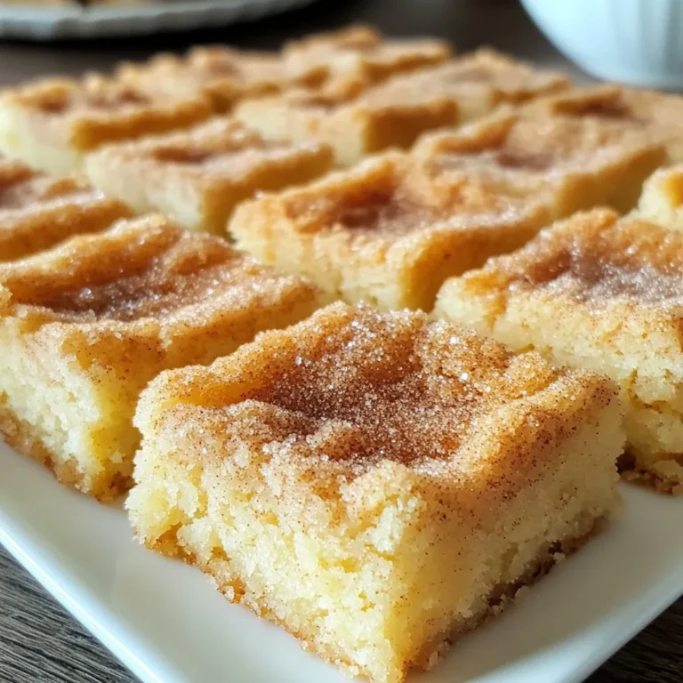 Um perfekte Zimt-Zucker Blondies zu backen, brauchst du einige Hauptzutaten. Hier ist die Liste: - 1 Tasse ungesalzene Butter, geschmolzen - 1 Tasse brauner Zucker, gepackt - 1/2 Tasse Kristallzucker - 2 große Eier - 2 Teelöffel Vanilleextrakt - 2 Tassen Weizenmehl - 1 Teelöffel Backpulver - 1/2 Teelöffel Natron - 1/2 Teelöffel Salz - 2 Teelöffel Zimt - 1/4 Tasse Kristallzucker (zum Bestreuen) - 1 Esslöffel gemahlener Zimt (zum Bestreuen) Jede Zutat spielt eine wichtige Rolle. Die Butter macht die Blondies weich. Der braune Zucker gibt ihnen eine süße Tiefe. Der Zimt bringt den Geschmack, den wir lieben. Für diese Blondies benötigst du auch ein paar nützliche Utensilien. Hier ist, was du brauchst: - Eine 9x13-Zoll Backform - Ein Spatel - Große und kleine Schüsseln - Ein Handmixer oder Schneebesen - Ein Kuchengitter Eine Backform ist wichtig, um die Blondies gleichmäßig zu backen. Der Spatel hilft dir, den Teig glatt zu machen. Ein Handmixer macht das Mischen der Zutaten einfach. Die Auswahl frischer Zutaten ist entscheidend für den Geschmack. Hier sind einige Tipps: - Butter: Verwende ungesalzene Butter. Sie gibt den Blondies einen reineren Geschmack. - Zucker: Brauner Zucker sollte weich und klumpenfrei sein. Das gibt den Blondies Feuchtigkeit. - Eier: Achte darauf, frische Eier zu verwenden. Sie helfen beim Aufgehen. - Zimt: Hochwertiger Zimt hat einen stärkeren Geschmack. Probiere Ceylon-Zimt für eine bessere Note. Mit diesen Zutaten wird dein Backergebnis fantastisch. Sie sind einfach zu finden und machen deine Blondies unwiderstehlich. {{ingredient_image_2}} Heize deinen Ofen auf 175°C vor. Dies sorgt für eine gleichmäßige Hitze. Nimm eine 9x13-Zoll Backform. Du kannst sie einfetten oder mit Backpapier auslegen. So bleibt der Teig nicht kleben. In einer großen Schüssel vermenge die geschmolzene Butter, den braunen Zucker und den Kristallzucker. Rühre diese Mischung gut um, bis sie glatt ist. Füge dann die Eier nacheinander hinzu. Rühre jeden Ei gut ein, damit alles gut vermischt ist. Jetzt kommt der Vanilleextrakt dazu. Dieser gibt den Blondies ein tolles Aroma. Nimm eine separate Schüssel. Mische dort das Mehl, Backpulver, Natron, Salz und den Zimt. Diese trockenen Zutaten sind wichtig für die Struktur. Jetzt füge die trockene Mischung langsam zur feuchten Mischung hinzu. Rühre nur so lange, bis alles gut verbunden ist. Achte darauf, nicht zu lange zu rühren, sonst werden die Blondies zäh. Um die perfekte Konsistenz zu erreichen, achte auf die Mischung. Rühre die feuchten Zutaten gut, bis sie glatt sind. Füge die trockenen Zutaten langsam hinzu. Rühre nur so lange, bis alles gerade vermengt ist. Übermische den Teig nicht, damit die Blondies weich bleiben. Die richtige Menge an Butter sorgt für einen feuchten Biss. Ein häufiger Fehler ist das falsche Messen der Zutaten. Verwende immer einen Messbecher für trockene und flüssige Zutaten. Ein anderer Fehler ist, den Ofen nicht vorzuheizen. Dadurch backen die Blondies ungleichmäßig. Achte darauf, dass du die Backzeit genau einhältst. Ein Zahnstocher sollte sauber herauskommen, wenn sie fertig sind. Lass sie nicht zu lange im Ofen, sonst werden sie trocken. Um die Blondies frisch zu halten, lasse sie zuerst abkühlen. Danach lege sie in einen luftdichten Behälter. Du kannst auch ein Stück Brot hinzufügen, um die Feuchtigkeit zu bewahren. Lagere die Blondies bei Raumtemperatur für bis zu fünf Tage. Wenn du sie länger aufbewahren möchtest, friere sie ein. Wickele sie gut in Frischhaltefolie ein, um Gefrierbrand zu vermeiden. Pro Tipps Butter Temperatur: Stelle sicher, dass die Butter nicht zu heiß ist, wenn du sie mit Zucker vermengst, um eine perfekte Konsistenz zu erreichen. Die richtige Mixtechnik: Rühre die trockenen Zutaten nur so lange ein, bis sie feucht sind, um eine zähe Textur zu vermeiden. Backzeit im Auge behalten: Überprüfe die Blondies 5 Minuten vor Ende der Backzeit, um ein Überbacken zu vermeiden und die perfekte Konsistenz zu garantieren. Optische Aufwertung: Bestäube die Blondies mit Puderzucker oder zusätzlichem Zimt, um sie ansprechender zu gestalten. {{image_4}} Du kannst deine Zimt-Zucker Blondies leicht anpassen. Füge einfach Nüsse oder Schokoladenstückchen hinzu. Walnüsse oder Pekannüsse passen gut. Sie bieten einen tollen Crunch. Schokoladenstückchen bringen eine süße Note. Mische eine Tasse deiner Wahl unter den Teig. Das macht die Blondies noch leckerer und spannender. Wenn du eine glutenfreie Option willst, ersetze das Weizenmehl. Verwende einfach Mandelmehl oder eine glutenfreie Mischung. Achte darauf, dass alle anderen Zutaten auch glutenfrei sind. Für vegane Blondies tausche die Eier aus. Du kannst Leinsamen oder Apfelmus verwenden. Diese Alternativen machen deine Blondies ebenso köstlich. Im Herbst probiere Kürbis in deinem Rezept. Füge eine Tasse Kürbispüree hinzu, um einen tollen Geschmack zu erzielen. Das macht die Blondies feucht und aromatisch. Im Sommer sind frische Äpfel eine gute Wahl. Schneide sie klein und mische sie unter den Teig. Diese saisonalen Variationen bringen Abwechslung auf deinen Tisch. Um die Zimt-Zucker Blondies frisch zu halten, lagere sie in einem luftdichten Behälter. Stelle sicher, dass der Behälter gut verschlossen ist. Bewahre die Blondies an einem kühlen und trockenen Ort auf. So bleiben sie bis zu einer Woche lecker. Um die Blondies einzufrieren, lasse sie zuerst völlig abkühlen. Schneide sie in Stücke und lege sie in einen Gefrierbeutel. Entferne so viel Luft wie möglich, um Gefrierbrand zu vermeiden. Du kannst auch Backpapier zwischen die Stücke legen. So bleiben sie gut getrennt. Die Zimt-Zucker Blondies halten sich bis zu drei Monate im Gefrierfach. Beim Auftauen nimm sie einfach aus dem Gefrierfach und lasse sie bei Raumtemperatur stehen. Du kannst sie auch kurz in die Mikrowelle geben, um sie warm zu genießen. Achte darauf, sie nicht zu lange zu erhitzen! Zimt-Zucker Blondies brauchen 20 bis 25 Minuten im Ofen. Du solltest sie bei 175°C backen. Prüfe die Blondies mit einem Zahnstocher. Wenn er sauber herauskommt, sind sie fertig. Ja, du kannst die Blondies im Voraus machen. Bereite den Teig einfach vor und backe ihn später. So hast du frische Blondies, wann immer du willst. Du kannst auch die gebackenen Blondies aufbewahren. Lass sie abkühlen und lagere sie in einem luftdichten Behälter. Zu Zimt-Zucker Blondies passen viele Dinge. Eine Kugel Vanilleeis ist eine tolle Wahl. Auch Schlagsahne oder eine Prise Puderzucker wirken wunderbar. Du kannst sie mit frischen Früchten kombinieren, wie Erdbeeren oder Himbeeren. Diese Anleitung zeigt, wie man leckere Zimt-Zucker Blondies backt. Wir haben die besten Zutaten, die Schritte und wichtige Tipps besprochen. Variationen wie glutenfreie oder vegane Optionen machen das Rezept vielseitig. Gute Lagerung sorgt dafür, dass die Blondies frisch bleiben. Denke daran, beim Backen Geduld zu haben. Experimentiere mit neuen Geschmäckern und genieße das Backen. Ich hoffe, du findest Freude daran, deine eigenen Blondies zu kreieren!