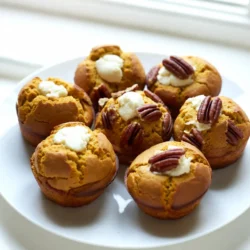 Die Zutaten für diese Muffins sind einfach und lecker. Hier ist die Liste: - 1 ½ Tassen Weizenmehl - 1 Teelöffel Backpulver - 1 Teelöffel Natron - ½ Teelöffel Salz - 1 Teelöffel gemahlener Zimt - ½ Teelöffel gemahlene Muskatnuss - ½ Teelöffel gemahlener Ingwer - ½ Tasse Zucker - ½ Tasse brauner Zucker, fest verpackt - ½ Tasse Pflanzenöl - 2 große Eier - 1 Tasse Kürbispüree (aus der Dose oder frisch) - 1 Teelöffel Vanilleextrakt - 4 Unzen Frischkäse, weich - ¼ Tasse Puderzucker - Optional: Gehackte Pekannüsse oder Walnüsse zum Bestreuen Jede Zutat hat ihren eigenen Platz im Rezept. Das Weizenmehl gibt den Muffins Struktur. Die Eier und das Öl sorgen für Feuchtigkeit. Das Kürbispüree gibt den Muffins ihren tollen Geschmack und eine schöne Farbe. Die Gewürze bringen Wärme und Tiefe in jeden Biss. Frischkäse ist der Star der Füllung. Er macht die Muffins cremig und reichhaltig. Der Puderzucker im Frischkäse sorgt für eine süße Note. Die Gewürze wie Zimt und Muskatnuss sind typisch für den Herbst und passen perfekt zu Kürbis. Kürbispüree ist nicht nur lecker, sondern auch gesund. Es ist reich an Vitaminen und Antioxidantien. Das macht die Muffins nahrhaft und sättigend. Wenn jemand Allergien hat, gibt es einfache Alternativen. Statt Weizenmehl kann man Mandelmehl oder Hafermehl verwenden. Diese sind glutenfrei und lecker. Eier können durch Apfelmus oder Leinsamen ersetzt werden. Diese Optionen helfen, die Muffins vegan zu machen. Für die Frischkäsefüllung kann man veganen Frischkäse verwenden. Dies ist eine gute Wahl für vegane Diäten. Mit diesen Alternativen können alle die Kürbis-Cremekäse-Muffins genießen. {{ingredient_image_2}} Zuerst heize ich den Ofen auf 175°C (350°F) vor. Dann lege ich ein Muffinblech mit Papierförmchen aus oder sprühe es leicht ein. Das macht das Reinigen einfacher. Jetzt nehme ich eine große Rührschüssel und vermische das Weizenmehl, Backpulver, Natron, Salz, Zimt, Muskatnuss und Ingwer. Ich stelle die Mischung dann beiseite, damit sie bereit ist. In einer anderen großen Schüssel gebe ich den Zucker, den braunen Zucker und das Pflanzenöl. Ich rühre alles gut um, bis es gut vermischt ist. Dann füge ich die Eier nacheinander hinzu. Nach jedem Ei rühre ich gut um. Jetzt kommt das Kürbispüree und der Vanilleextrakt dazu. Ich rühre weiter, bis die Mischung glatt ist. Danach gebe ich die trockenen Zutaten langsam zur feuchten Mischung und rühre nur so lange, bis alles kombiniert ist. Es ist wichtig, nicht zu viel zu mischen, damit die Muffins fluffig bleiben. In einer separaten Schüssel schlage ich den weichen Frischkäse mit dem Puderzucker, bis er glatt und cremig ist. Jetzt fülle ich jede Muffinform zur Hälfte mit dem Kürbisteig. Dann nehme ich einen Löffel und gebe etwa einen Teelöffel der Frischkäsemischung in die Mitte jedes Muffins. Ich decke die Füllung mit mehr Kürbisteig ab, bis die Förmchen etwa zu drei Vierteln voll sind. Wenn ich möchte, streue ich gehackte Pekannüsse oder Walnüsse darüber. Nach 20-25 Minuten im Ofen sind die Muffins fertig, wenn ein Zahnstocher sauber herauskommt. Ich lasse sie etwa 5 Minuten in der Form abkühlen, bevor ich sie auf ein Kuchengitter umsetze. Um den perfekten Muffin zu backen, ist Frühzeitigkeit wichtig. Heize deinen Ofen immer vor. Das bringt die Muffins zum Aufgehen. Die richtigen Mengen sind entscheidend. Miss alle Zutaten genau ab. Verwende frische Zutaten, besonders das Kürbispüree. Das sorgt für einen vollen Geschmack. Mische die trockenen und feuchten Zutaten getrennt. Kombiniere sie dann vorsichtig. Rühre nur so lange, bis alles feucht ist. Zu viel Mischen macht die Muffins hart. Fülle die Muffinformen nur bis drei Viertel voll. So bleibt Platz zum Aufgehen. Ein häufiger Fehler ist es, die Muffins zu lange zu backen. Überprüfe sie nach 20 Minuten. Ein Zahnstocher sollte sauber herauskommen. Lass die Muffins nach dem Backen abkühlen. Das gibt ihnen Zeit, um die perfekte Textur zu entwickeln. Vermeide es auch, zu viel Teig in die Form zu füllen. Muffins können überlaufen und ungleichmäßig backen. Achte darauf, frische Gewürze zu verwenden. Alte Gewürze verlieren ihren Geschmack. Für diese Muffins brauchst du einige Grundgeräte. Hier sind meine Empfehlungen: - Muffinblech: Ein gutes Muffinblech sorgt für gleichmäßiges Backen. - Mischschüsseln: Du benötigst zwei Schüsseln, eine für trockene und eine für feuchte Zutaten. - Handmixer: Ein Handmixer macht das Mischen der Frischkäsefüllung einfach. - Messbecher und Löffel: Diese sind wichtig für genaue Mengen. - Zahnstocher: Zum Testen, ob die Muffins fertig sind. Mit diesen Geräten wird das Backen leicht und macht Spaß! Profi Tipps Frischkäse zimmerwarm: Stellen Sie sicher, dass der Frischkäse zimmerwarm ist, bevor Sie ihn mit Puderzucker vermengen. Dadurch wird er leichter cremig und lässt sich besser in die Muffins einarbeiten. Kürbispüree selbstgemacht: Wenn möglich, verwenden Sie frisches Kürbispüree anstelle von Dosen. Es verleiht den Muffins einen intensiveren Geschmack und eine bessere Textur. Teig nicht übermixen: Achten Sie darauf, den Teig nur so lange zu mischen, bis die trockenen Zutaten gerade so eingearbeitet sind. Übermäßiges Mischen kann zu zähen Muffins führen. Variationen ausprobieren: Experimentieren Sie mit verschiedenen Gewürzen oder fügen Sie Schokoladenstückchen hinzu, um den Muffins eine zusätzliche Geschmacksdimension zu verleihen. {{image_4}} Um diese Muffins glutenfrei zu machen, ersetze das Weizenmehl durch eine glutenfreie Mischung. Viele Marken bieten bereits fertige Mischungen an. Diese sind oft einfach zu verwenden. Achte darauf, dass die Mischung auch Xanthan enthält. Das hilft, die Struktur der Muffins zu bewahren. Du wirst die gleiche weiche und feuchte Textur haben. Es gibt viele Möglichkeiten, diese Muffins zu verfeinern. Hier sind einige Ideen: - Schokoladenstückchen: Fügen Sie einige dunkle Schokoladenstückchen hinzu. - Kokosflocken: Ein wenig geraspelte Kokosnuss bringt einen neuen Geschmack. - Zitronenschale: Frische Zesten geben einen tollen Kontrast. - Kardamom: Ein Hauch von Kardamom kann die Gewürze ergänzen. Experimentiere mit diesen Zutaten, um deinen perfekten Muffin zu finden. Nutze die Saison, um neue Geschmäcker zu entdecken. Füge Äpfel oder Birnen in deinen Teig hinzu. Sie passen gut zu Kürbis. Für den Winter kannst du Cranberries verwenden. Sie bringen eine fruchtige Säure, die toll zu den Gewürzen passt. Auch eine Prise Muskatnuss kann die Aromen verstärken. Probiere diese Varianten und genieße die saisonalen Köstlichkeiten! Die Lagerung der Kürbis-Cremekäse-Muffins ist einfach. Ich empfehle, sie in einem luftdichten Behälter aufzubewahren. Das schützt sie vor Trockenheit und hält sie frisch. Wenn du die Muffins länger aufbewahren willst, kannst du sie auch einzeln in Frischhaltefolie wickeln. So bleiben sie besonders saftig. Im Kühlschrank halten die Muffins bis zu einer Woche. Stelle sicher, dass der Behälter gut verschlossen ist. Wenn du die Muffins länger aufbewahren möchtest, friere sie ein. In der Gefriertruhe bleiben sie bis zu drei Monate frisch. Das Einfrieren ist eine gute Option, wenn du nicht alle Muffins sofort essen kannst. Um die Muffins aufzuwärmen, lege sie einfach für einige Minuten in den Ofen bei 175°C. Du kannst sie auch in der Mikrowelle für 10-15 Sekunden erwärmen. So bleibt die Füllung schön cremig. Serviere sie warm für den besten Geschmack. Ein Stück Butter oben drauf macht sie noch besser! Um das Rezept zu verdoppeln, nehmen Sie einfach jede Zutat und verdoppeln Sie die Menge. Für die Muffins bedeutet das, dass Sie 3 Tassen Weizenmehl und 1 Tasse Kürbispüree verwenden. Wenn Sie das Rezept halbieren möchten, nutzen Sie die Hälfte jeder Zutat. Es ist ganz einfach, und Sie können so viele Muffins machen, wie Sie brauchen. Ja, frisches Kürbispüree funktioniert sehr gut! Kochen Sie einfach frische Kürbisse, bis sie weich sind, und pürieren Sie sie. Achten Sie darauf, dass das Püree nicht zu wässrig ist. Ein gutes Verhältnis sorgt für einen tollen Geschmack. Ich empfehle, die Muffins warm zu servieren. Ein Stück Butter oder ein Schuss Honig passt perfekt dazu. Für ein schönes Finish können Sie etwas Puderzucker darüber streuen. Gehackte Nüsse bringen auch einen schönen Crunch. Ja, Sie können die Muffins vegan machen! Ersetzen Sie die Eier durch Apfelmus oder Leinsamen. Verwenden Sie pflanzliche Milch und veganen Frischkäse. So haben Sie leckere vegane Kürbis-Cremekäse-Muffins, die einfach köstlich sind. Kürbis-Cremekäse-Muffins sind einfach zu machen und lecker. Wir haben die Hauptzutaten, besondere Zutaten und Alternativen für Allergiker betrachtet. Eine Schritt-für-Schritt-Anleitung macht das Backen leicht. Mit Tipps zur perfekten Zubereitung und häufigen Fehlern wird das Backen noch einfacher. Variationen für glutenfreie Muffins und saisonale Aromen erweitern dein Repertoire. Die richtige Lagerung sorgt dafür, dass die Muffins frisch bleiben. Jetzt kannst du selbst kreativ werden und großartige Muffins backen!